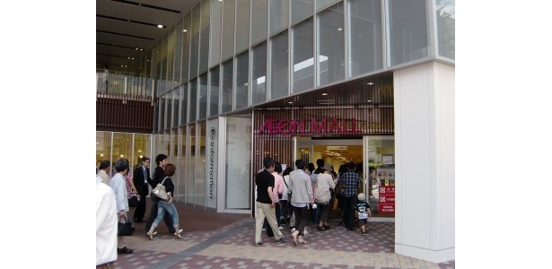 イオンモールＫＹＯＴＯのグランドオープンには開店前には1500人の行列ができ、大勢の人がつめかけた