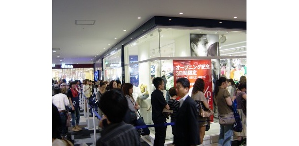 Gapの新展開「the gap generation」（Ｓａｋｕｒａ館2館）では、オープン記念で30％OFFセールを実施。レジ待ちで行列ができていた。