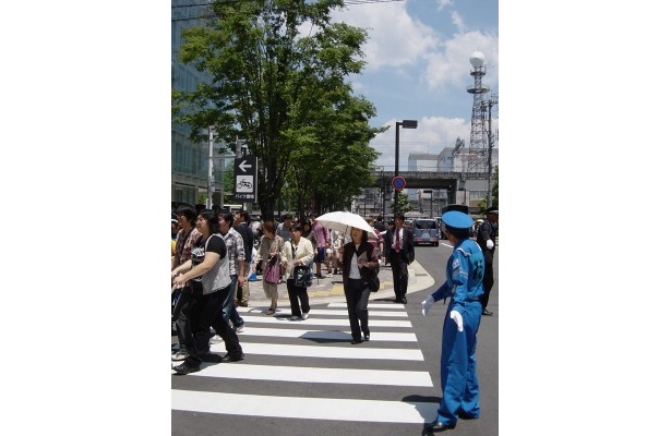 京都駅から続々と人がやってくる。