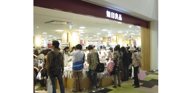 「無印良品」（Ｓａｋｕｒａ館2階）ではオープン記念の福袋を用意。人だかりができていた。