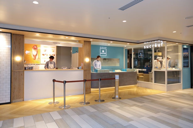 「阪急三番街 UMEDA FOOD HALL」内にあり、焼き菓子専門店「シュクレフ」を併設する/YORKYS Creperie