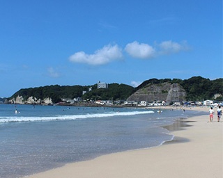 コントラストに思わず見とれる！ 関東近郊の美しい砂浜のビーチ4選