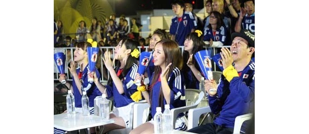 パブリックビューイングに登場したAKB48