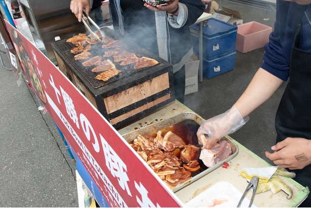 豚の肩ロース肉に醤油ダレをつけ、1枚1枚炭火で焼く豚丼