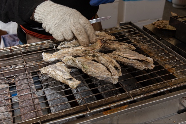 炭火で焼き牡蠣！お値段は4個で1000円