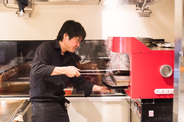 石窯オーブンを設置しているのはここ渋谷店だけ。スパイスで漬け込んだ肉や魚を450～500℃の高温で香ばしく調理する