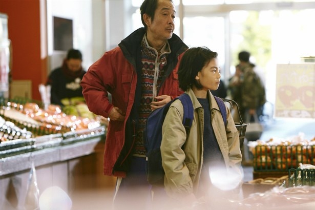 城が演じるのは、父と一緒に万引きをする少年・祥太