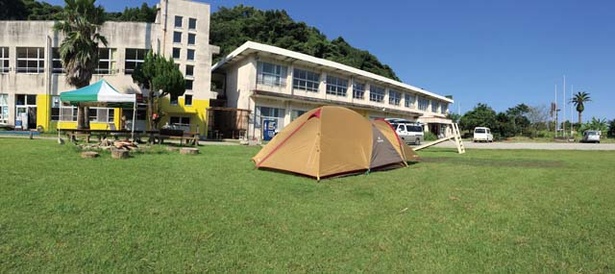 うしおのもり キャンプ場 / グラウンドがテントサイトになっている。キャンプファイヤーエリアを利用したい場合は受付時に確認しよう