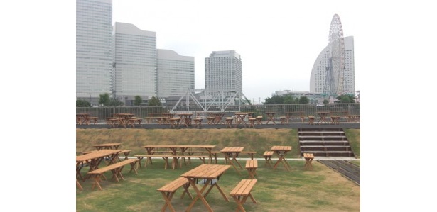 カフェやビアガーデンからはみなとみらいの風景が一望できる