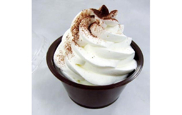 「ホイップクリームオニ盛ショコラスフレ」(210円)は、しっとりとしたショコラスフレの上に高くクリームが盛られている。/ファミリーマート