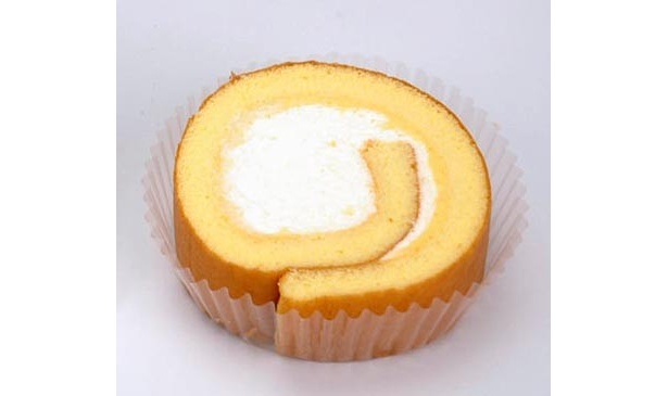 「3つのヒミツ！ 極上ロール」(150円)は、卵の風味たっぷりのスポンジと北海道産生クリームの間にカスタードを塗った一品。/セブン-イレブン
