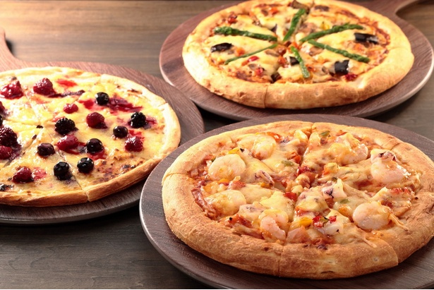 「コーラルリーフ・ピッツァ・アンド・パスタ・ビュッフェ」には「カレーピザ」「シーフードピザ」「ベリー＆カスタードピザ」の3つのピザが登場
