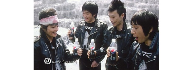 仲のいい4人だが、息を合わせて飲むのは難しかったのだとか