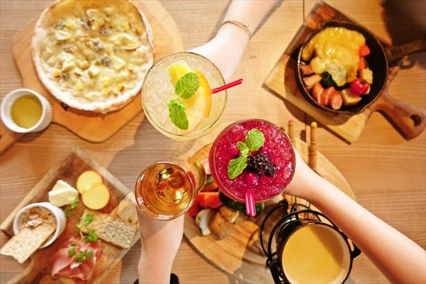 冷たいチーズフォンデュの他にも充実したメニューが揃う