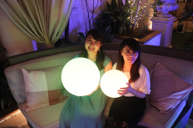 会場内には写真用のグッズも！色とりどりのライトのほかに、花飾りやメガネなどもそろう