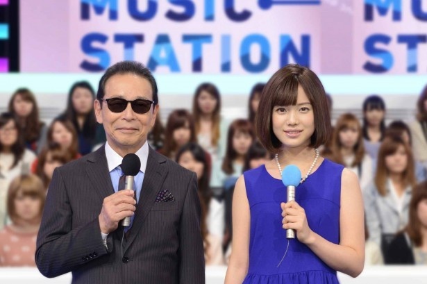 2013年から司会コンビを務めるタモリ(左)、弘中綾香の息もピッタリ