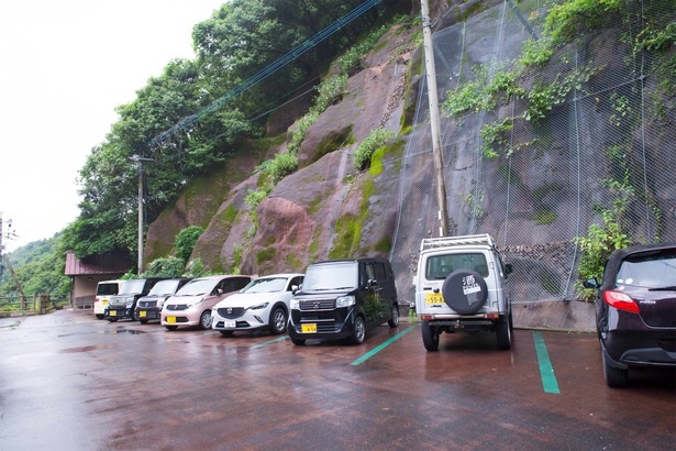滝のすぐ横に駐車場がある。｢あじさいまつり｣期間中は臨時駐車場も用意。1台￥500。トイレ完備
