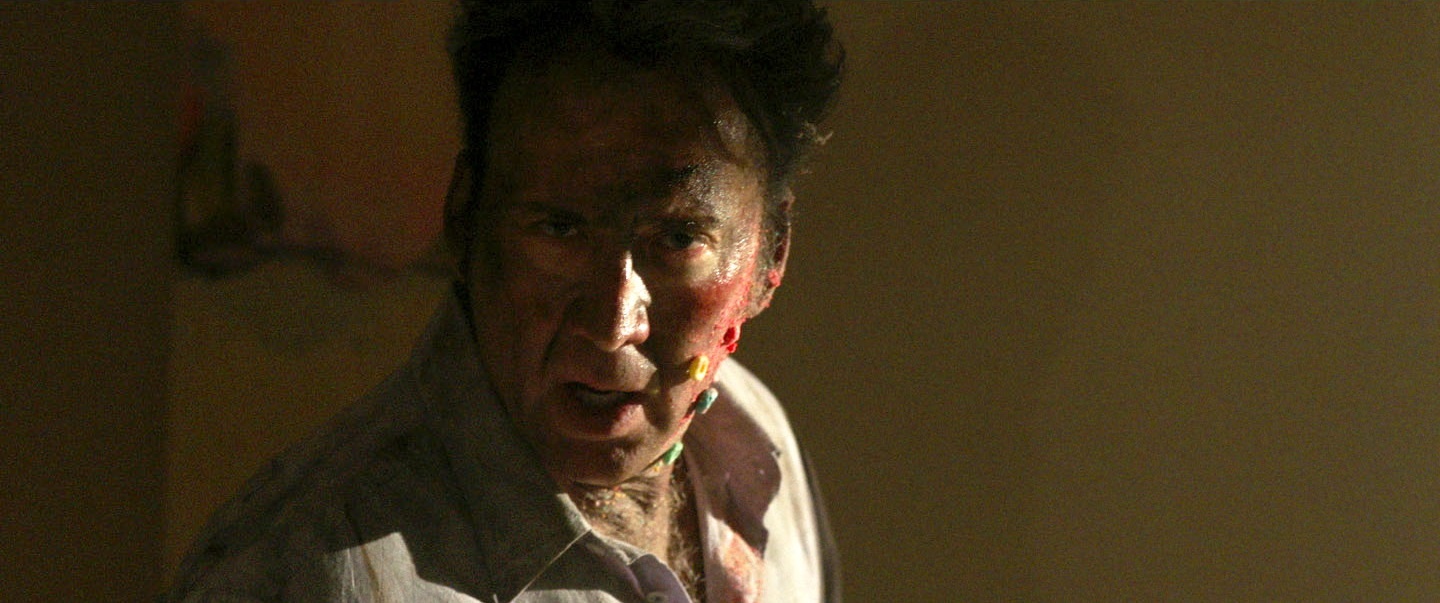 【写真を見る】顔が血まみれでもお構いなし!我が子への正体不明の殺意に突き動かされた父親を演じたニコラス