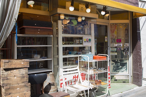 お店は下北沢一番街商店街沿い。店先にある棚、椅子、雑貨もすべて購入できる