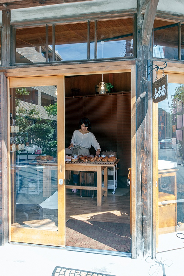 「ふるる 平尾浄水町店」。駄菓子屋を営んでいた祖父宅をリノベーションし、開いた小さなパン屋はどこか懐かしい雰囲気