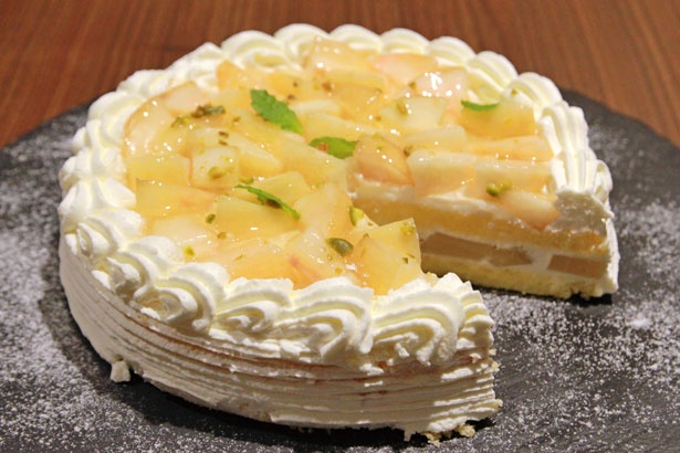 「白桃ショートケーキ」は、スポンジの間にも白桃をサンド