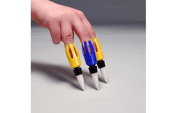 【写真】3本の指に装着して、ダイナミックに描くこともできる