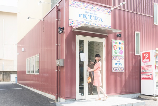 【写真を見る】ご機嫌な様子でラーメン店のドアを開ける、SKE48の野々垣美希