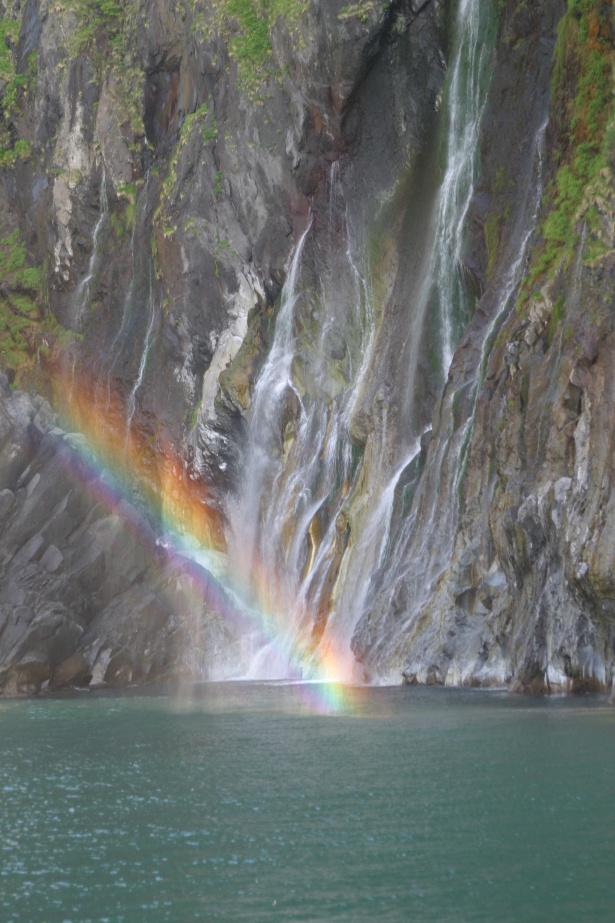豪快に流れる「男の涙」（湯ノ華の滝）に虹がかかる
