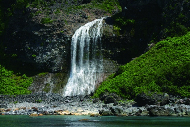 温泉としても有名な、カムイワッカ湯の滝
