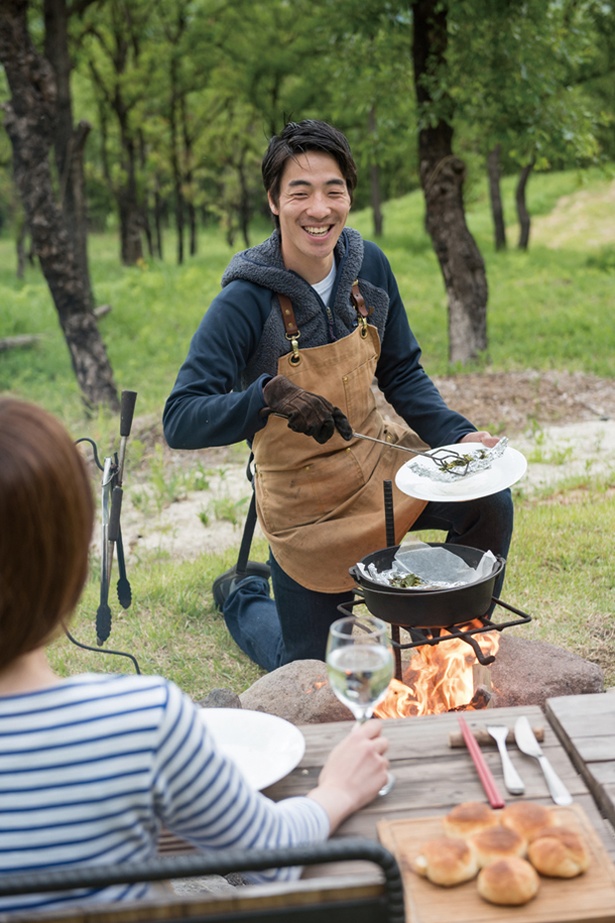 食事はキャンプマスターが目の前で調理してくれる