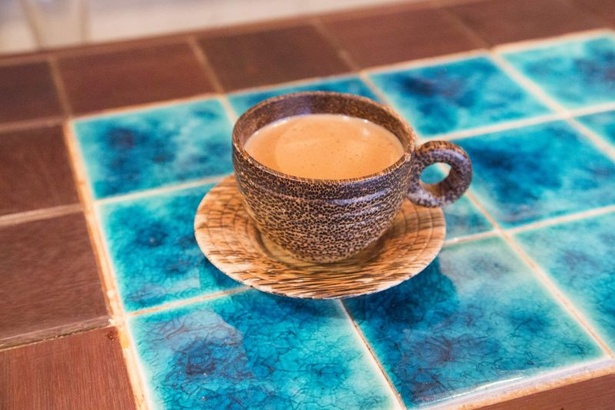インド・バラナシの人気チャイ屋さんで仕入れた茶葉が楽しめる「チャイ」(500円)