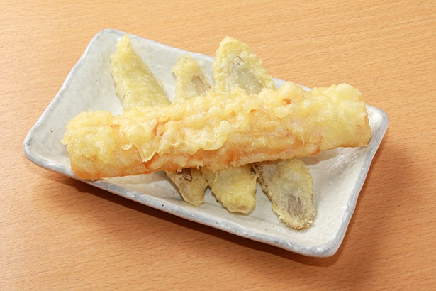 ちくわ天とゴボウ天が一度に味わえる人気の「ちくぼー」(120円)ほか、トッピングメニューはバラエティ豊か。カウンターには日替りの天ぷらも並ぶ