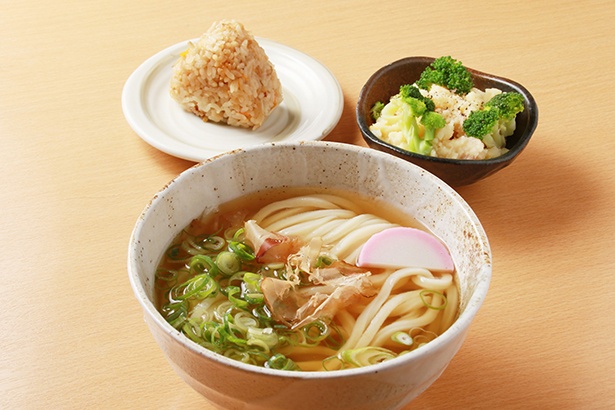「ポテサラセット」(660円・写真は「冷やしかけ」)。うどんは、「かけうどん」か「冷やしかけ」から選べる