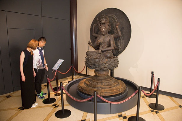 重要文化財の愛染明王坐像は展示室入口に