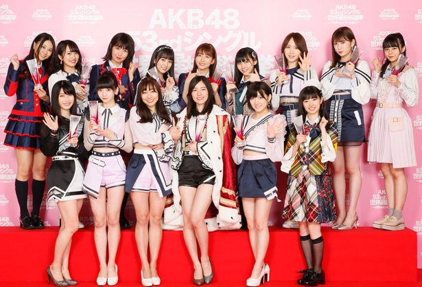 「第10回AKB48世界選抜総選挙」の選抜メンバー15名（＊宮脇咲良は欠席）