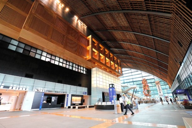 九州国立博物館 / 九州各地の間伐材を組み上げた天井が目を引くエントランスホール