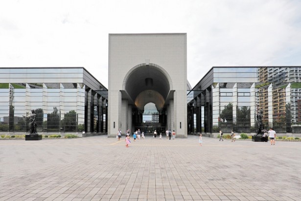福岡市博物館 / 全面ガラス張りの美しい外観