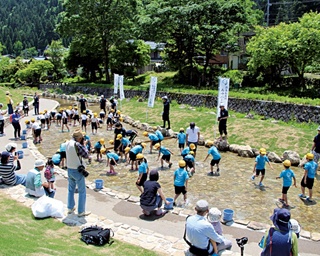 何匹捕まえられる!?清流・長良川を利用した新施設でアユのつかみどりに挑戦！