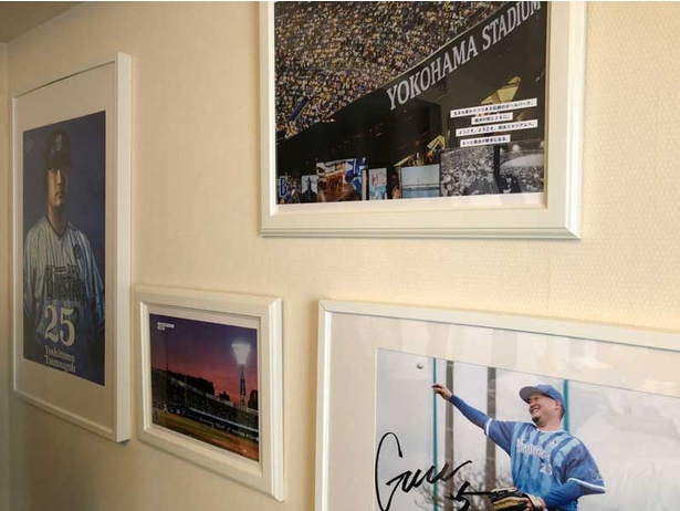 壁には筒香選手のサインや写真が飾られている