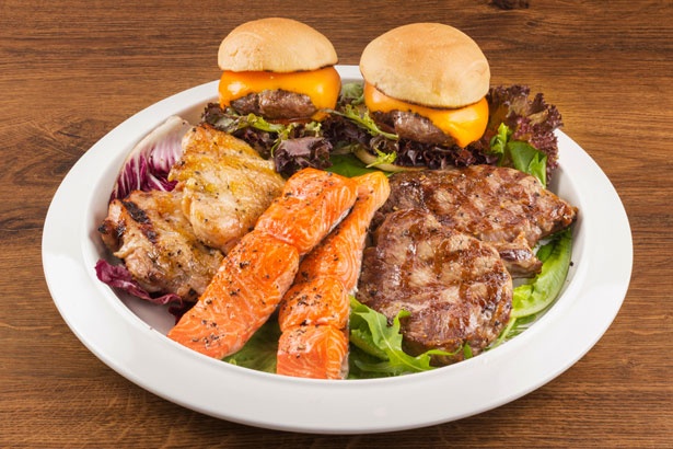 「AMERICAN CLASSIC」(5400円)。クラシックハンバーガー、スモークサーモン、マリネ―ドチキン、ビーフステーキなど全8品のコース