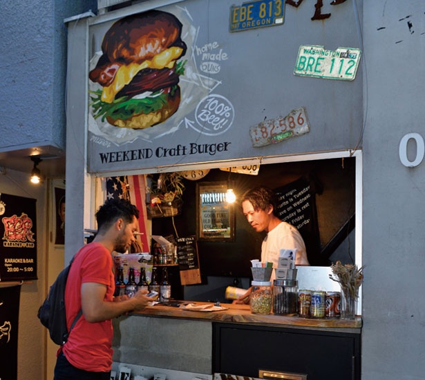 店主の佐野達哉さんと客の距離が近く、フレンドリーな雰囲気/WEEKEND Craft Burger