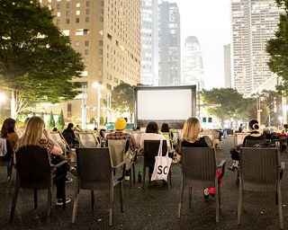 新宿の公園で夜の映画鑑賞はいかが？シネマフェスティバル7月から開催！