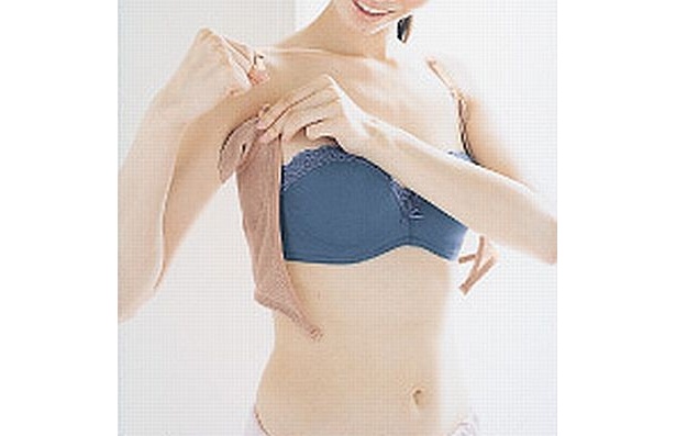 ストラップの前の左右の留め具（カップ前）を外します…