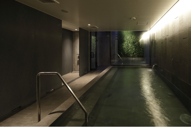 大浴場。奥には四方壁に囲まれた露天風呂がある/ホテル・アンドルームス名古屋栄 