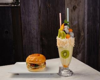 「UMAMI BURGER」から季節の食材を生かした夏の限定メニューが登場！