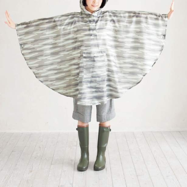 「雨の日が楽しみにゃん 猫になれる耳付きレインポンチョ」(4202円)