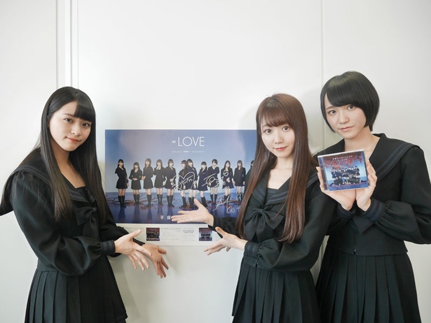 「手遅れcaution」は黒い制服の衣装で、「禁断の愛」を描いたアダルトな楽曲に仕上がっている