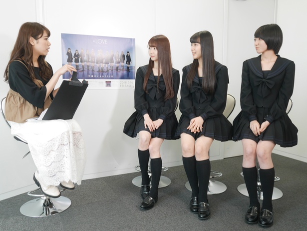 左から、レポーターの大羽恵里沙、=LOVEの大谷映美里、佐々木舞香、野口衣織