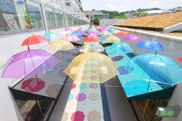 傘がずらりと並ぶアンブレラフラワーは、星が丘テラスの梅雨時期の風物詩に(写真は2017年時)