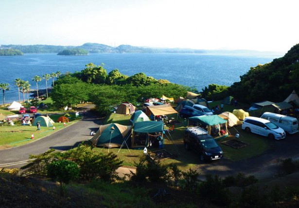【写真を見る】四本堂公園キャンプ場は、大村湾を見渡す大パノラマが自慢！